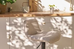 Miliboo Barhocker höhenverstellbar und um 360° drehbar aus Stoff mit strukturiertem Samteffekt in Beige und Metall (2er-Set) BOOST* Barhocker