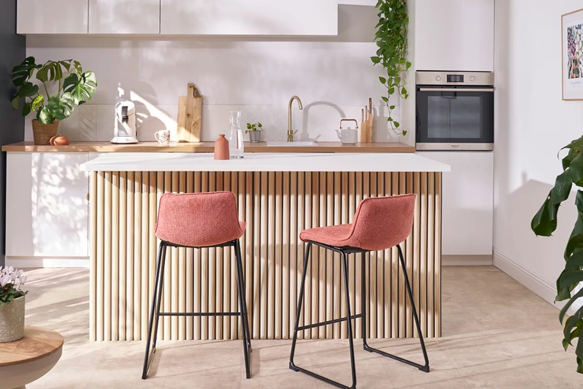 Miliboo Barhocker in blassgrünem Stoff mit Samteffekt und Metallfuß H65 cm (2er-Set) BOOST* Barhocker