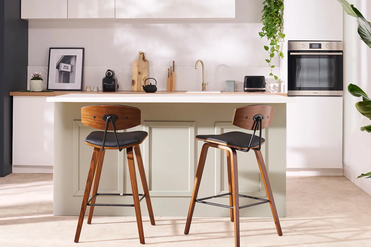 Miliboo Design-Barhocker weiß mit hellem Holz H 69 cm (Zweierset) VASCO* Barhocker