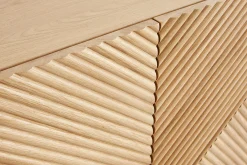 Miliboo Design-Sideboard aus hellem, massiver Eiche mit Gravur und schwarzem Metall, 4 Türen, B180 cm ARCHIPEL* Sideboards