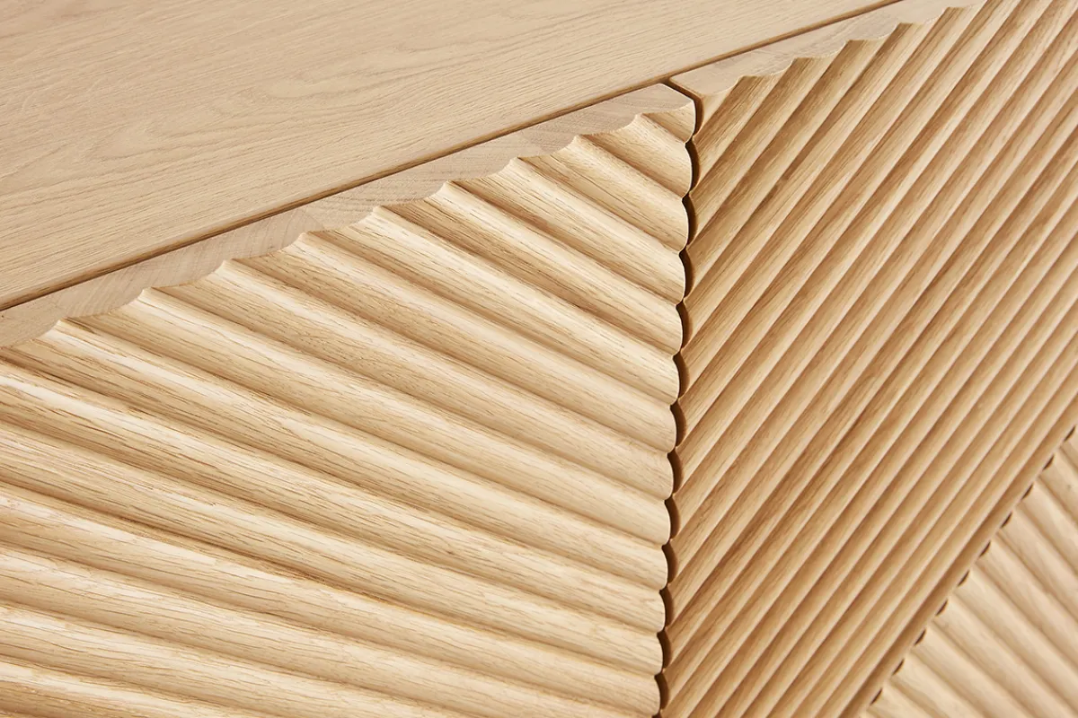 Miliboo Design-Sideboard aus hellem, massiver Eiche mit Gravur und schwarzem Metall, 4 Türen, B180 cm ARCHIPEL* Sideboards