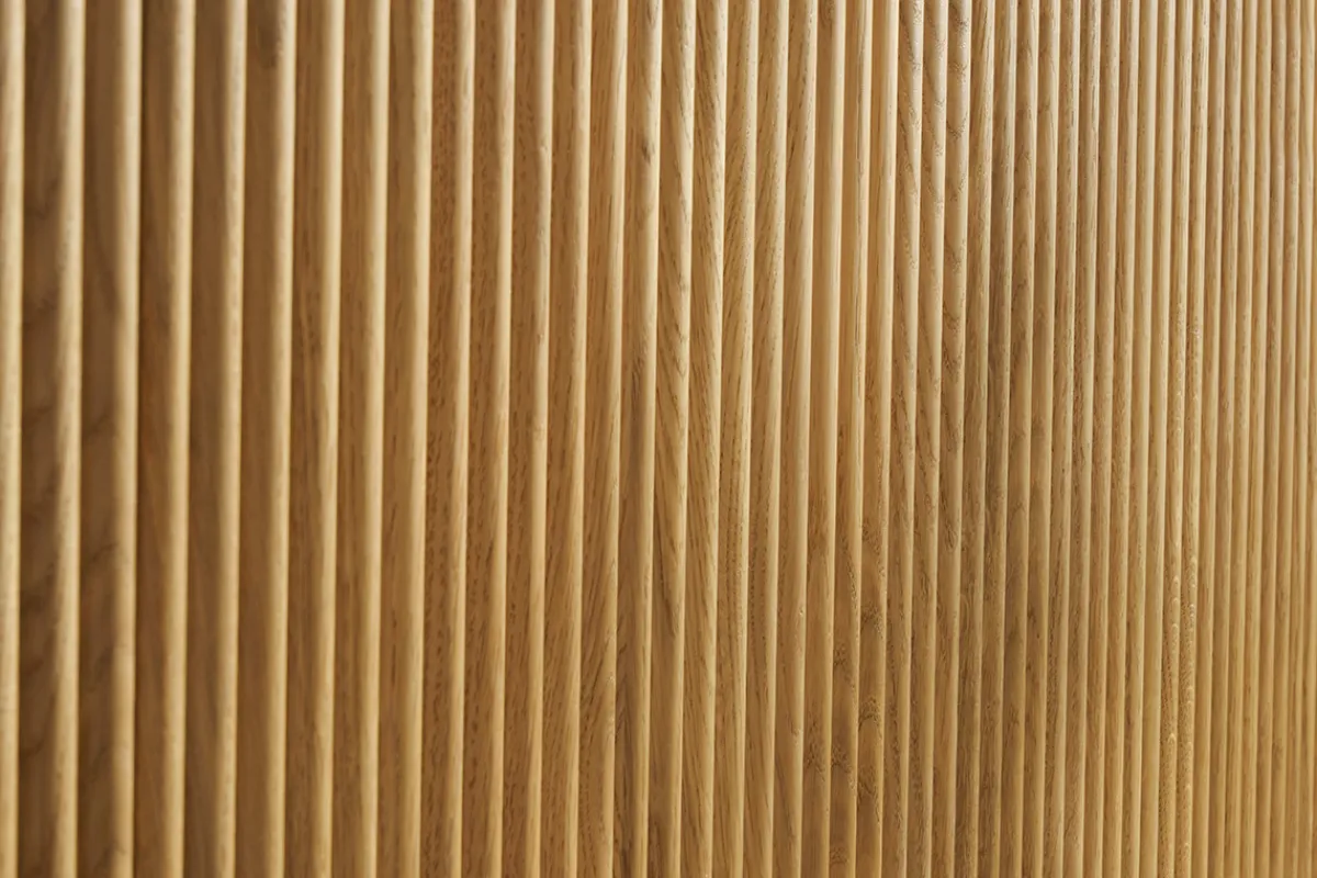 Miliboo Design-Sideboard aus hellem, massiver Eiche mit Gravur 4-türig B180 cm GOSHI* Sideboards