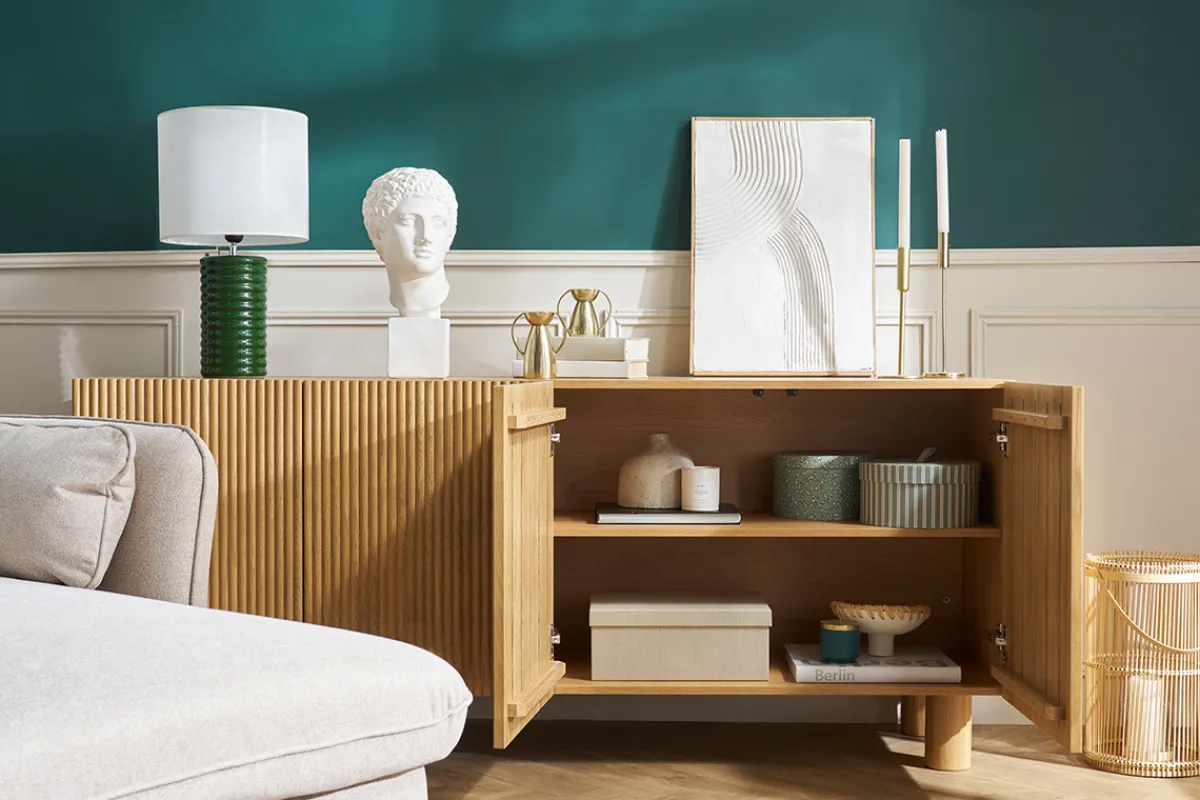 Miliboo Design-Sideboard aus hellem, massiver Eiche mit Gravur 4-türig B180 cm GOSHI* Sideboards