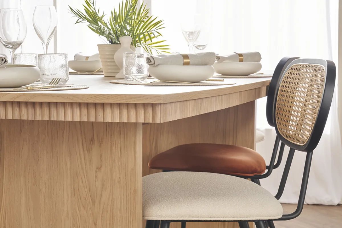 Miliboo Design-Stühle aus Stoff mit Wolleffekt in Off-White, schwarzem Metall und naturfarbenem Rattangeflecht (2er-Set) TOLMA* Design-stühle