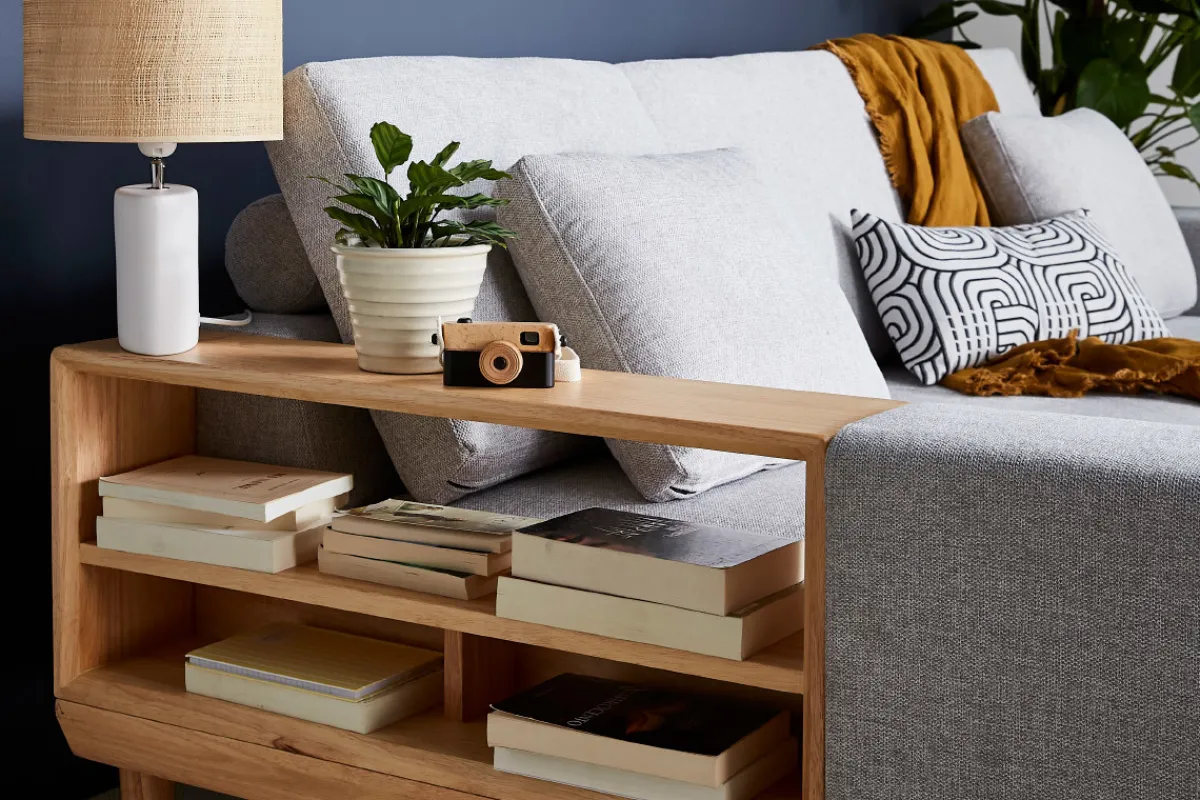 Miliboo Ecksofa 5-Sitzer mit Stauraum hellgrauer Stoff mit strukturiertem Samteffekt und helles Holz KOMAO.* Ecksofas