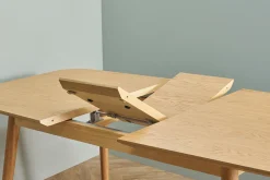 Miliboo Erweiterbarer Tisch mit integrierten Verlängerungen rechteckig aus hellem Holz mit Eichenfurnier B140-170 cm ANK* Ausziehtische