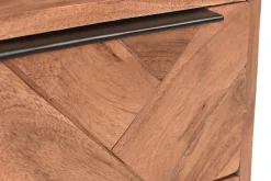 Miliboo Nachttisch mit Fischgrätenmuster aus massiver Akazie und schwarzem Metall STICK* Nachttische