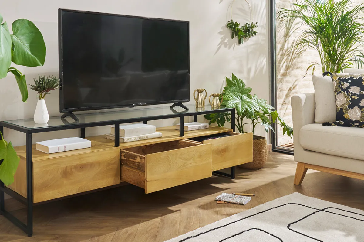 Miliboo Rechteckiges TV-Möbel mit Ablagefächern aus massivem Mangoholz, Glas und schwarzem Metall B150 cm DIYA* Tv-lowboards