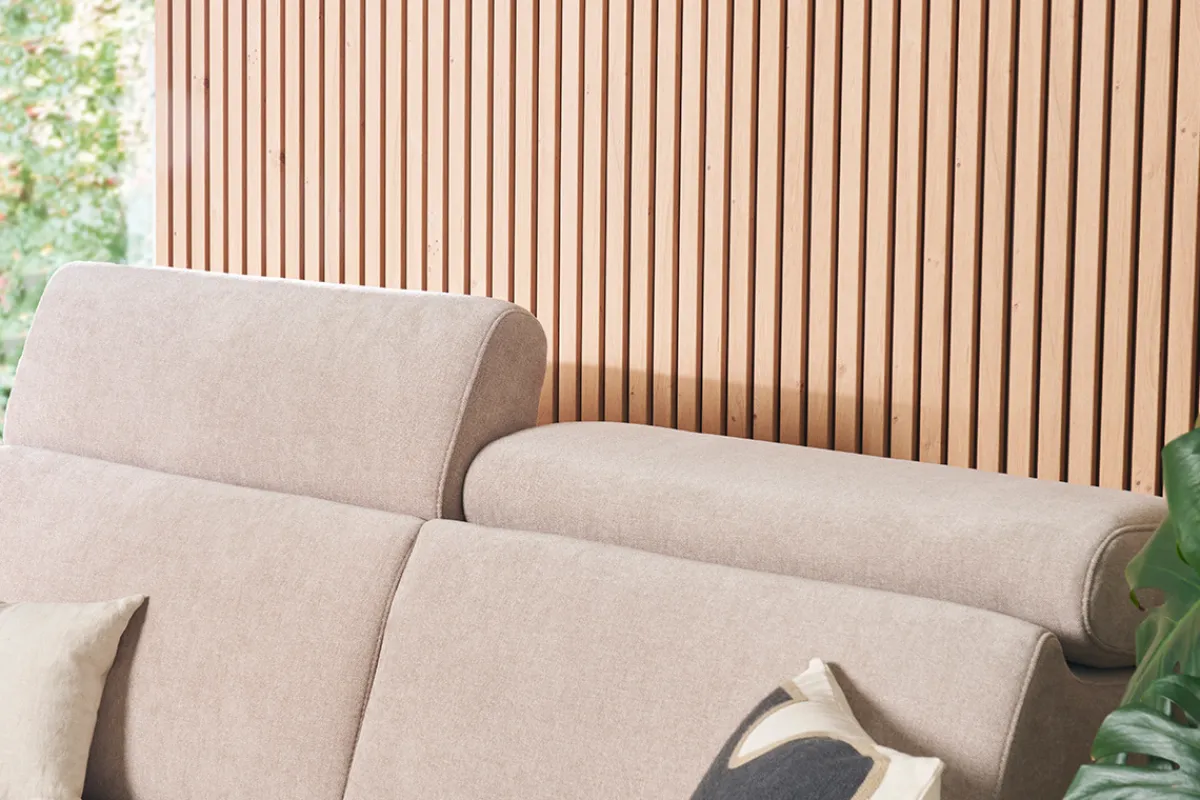 Miliboo Schlafsofa mit verstellbaren Kopfstützen für 3 Personen in beige-samtigem Effektgewebe mit einer Matratze von 18 cm NORO* Schlafsofas