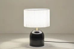 Miliboo Schwarze Tischlampe aus glänzender Keramik und Lampenschirm aus weißem Plissee-Stoff H35 cm PIEGA* Tischlampe|Tischlampe