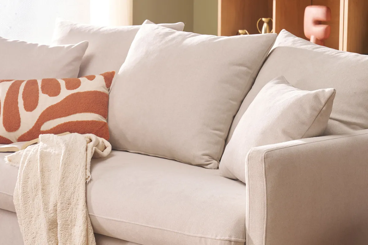 Miliboo Skandinavisches Schlafsofa aus beigem Stoff mit Samteffekt und hellem Holz 3-Sitzer LOUISE* Schlafsofas
