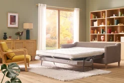 Miliboo Skandinavisches Schlafsofa aus taupefarbenem Stoff mit Samteffekt und hellem Holz 3-Sitzer LOUISE* Schlafsofas