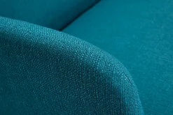 Miliboo Skandinavisches 2-Sitzer-Sofa aus entenblauem Stoff und hellem Holz ISKO* Design-sofas