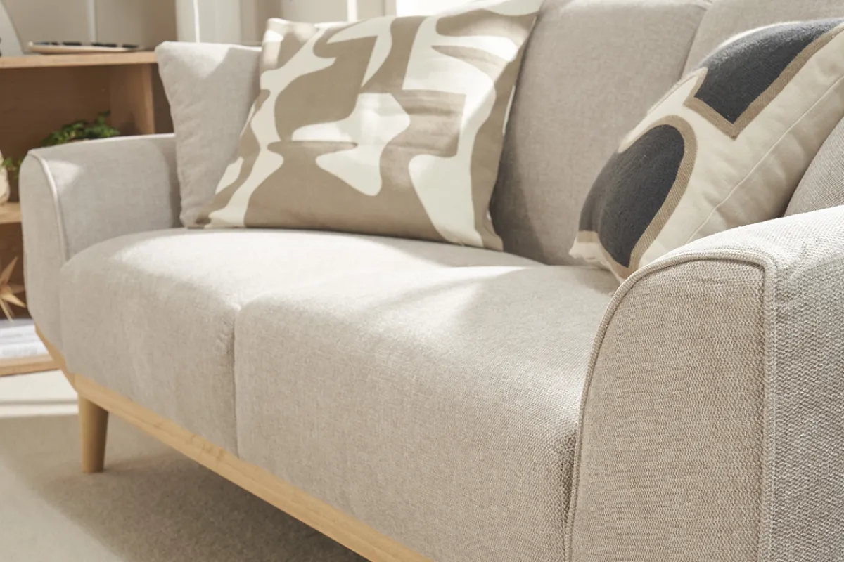 Miliboo Skandinavisches Sofa aus beigem Stoff mit Samteffekt und hellem Holz 3-Sitzer FREEMA* Design-sofas