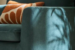 Miliboo Skandinavisches Sofa 2-Sitzer mit Samteffekt in Blaugrün JONAS* Design-sofas