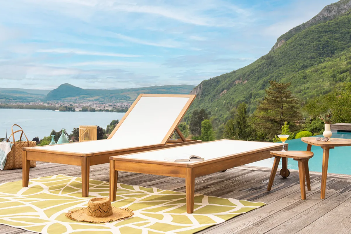 Miliboo Sonnenliege weiß und Massivholz NAVEEN* Gartenliegen