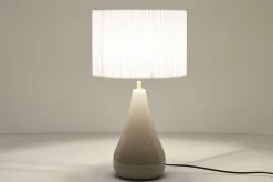 Miliboo Taupefarbene Tischlampe aus glänzender Keramik und Lampenschirm aus weißem Plissee-Stoff H49 cm TROIA* Tischlampe|Tischlampe