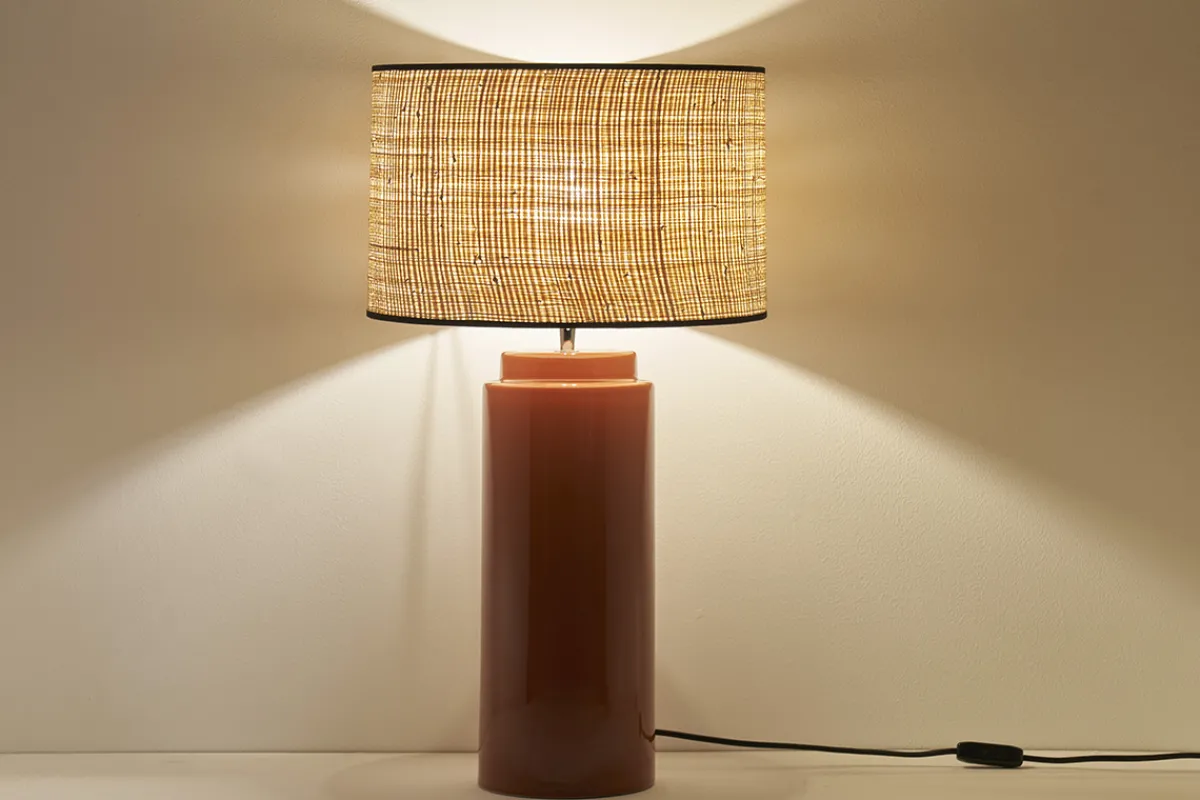 Miliboo Tischleuchte aus emaillierter Keramik in Terracotta mit Lampenschirm aus naturfarbenem Bast H64 cm MAJES* Tischlampe|Tischlampe