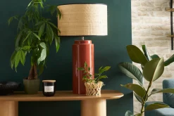 Miliboo Tischleuchte aus emaillierter Keramik in Terracotta mit Lampenschirm aus naturfarbenem Bast H64 cm MAJES* Tischlampe|Tischlampe