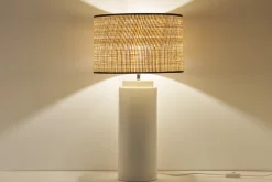 Miliboo Tischleuchte aus emaillierter Keramik in Weiß mit Lampenschirm aus naturfarbenem Bast H64 cm MAJES* Tischlampe|Tischlampe