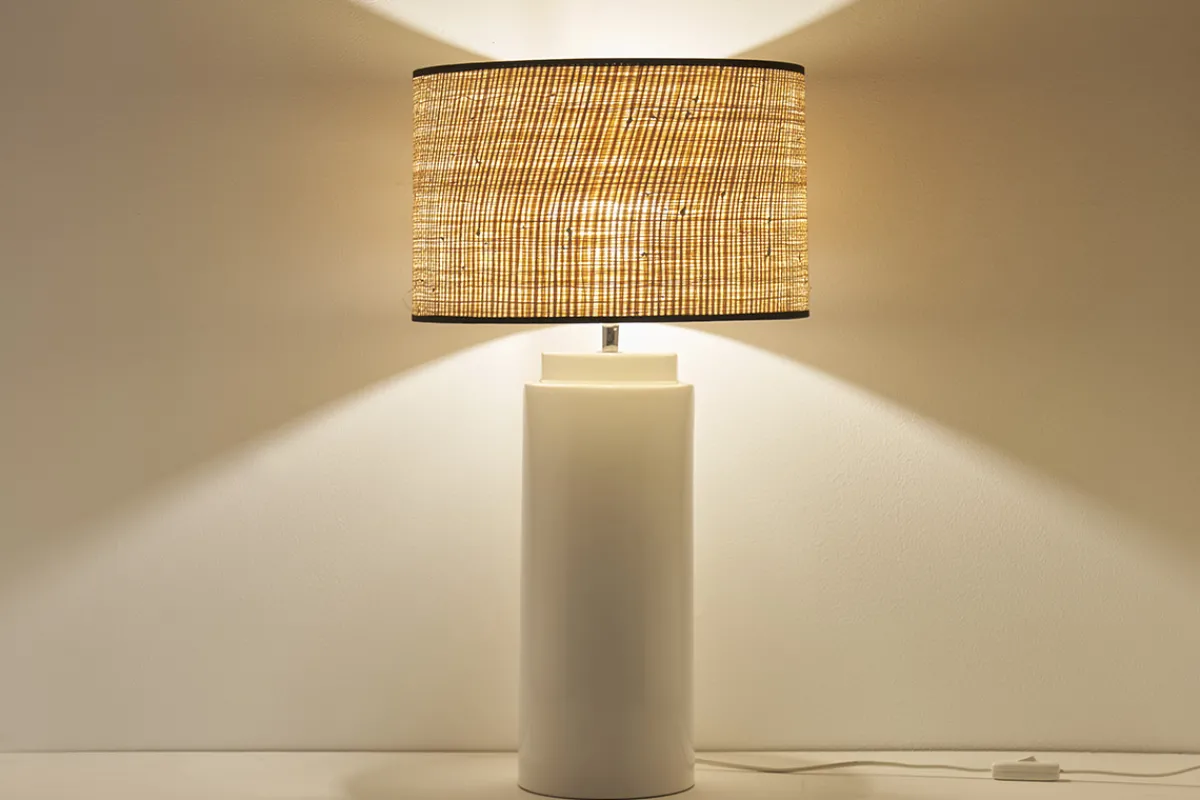 Miliboo Tischleuchte aus emaillierter Keramik in Weiß mit Lampenschirm aus naturfarbenem Bast H64 cm MAJES* Tischlampe|Tischlampe
