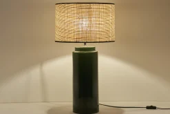 Miliboo Tischleuchte aus emaillierter Keramik in Grün mit Lampenschirm aus naturfarbenem Bast H64 cm MAJES* Tischlampe|Tischlampe