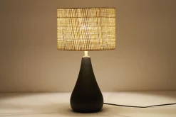 Miliboo Tischleuchte aus emaillierter Keramik in Schwarz mit Lampenschirm aus Bast H49 cm PYRUS* Tischlampe|Tischlampe