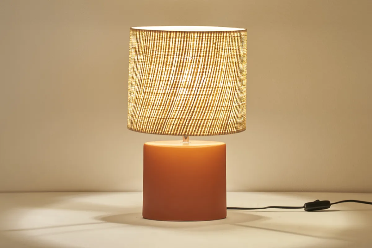 Miliboo Tischleuchte aus Keramik in Terracotta mit Lampenschirm aus naturfarbenem Bast H40 cm TIGA* Tischlampe|Tischlampe
