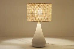 Miliboo Tischleuchte aus Keramik mit Steineffekt in Weiß und Lampenschirm aus Bast H49 cm PYRUS* Tischlampe|Tischlampe