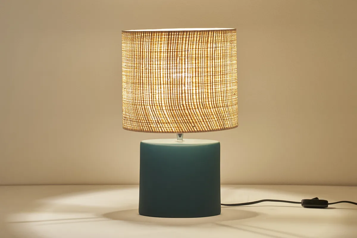 Miliboo Tischleuchte aus Keramik in Petrolblau mit Lampenschirm aus naturfarbenem Bast H40 cm TIGA* Tischlampe|Tischlampe