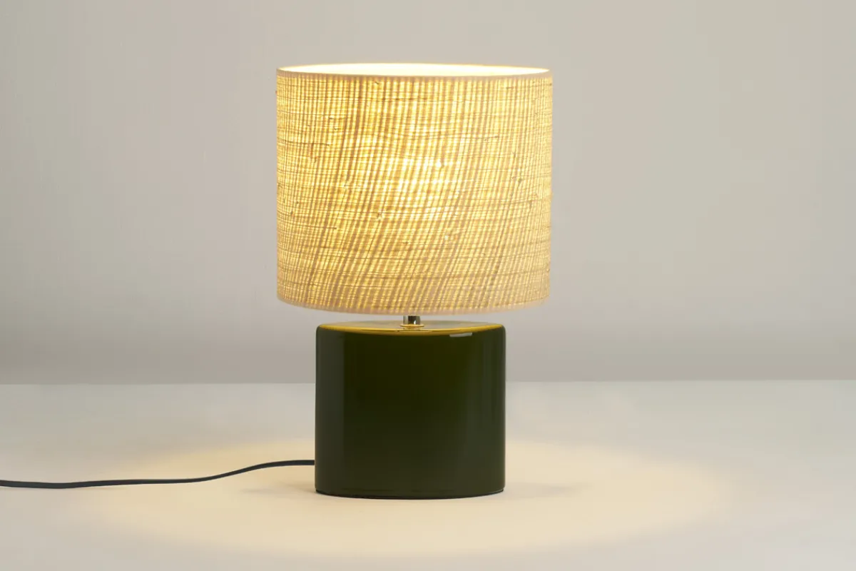 Miliboo Tischleuchte aus Keramik in dunklem Grün mit Lampenschirm aus naturfarbenem Bast H40 cm TIGA* Tischlampe|Tischlampe
