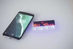Miliboo Vernetzter Multimedia-Schreibtisch - transparentes Glas und weißes Metall CLEVER* Design-schreibtische