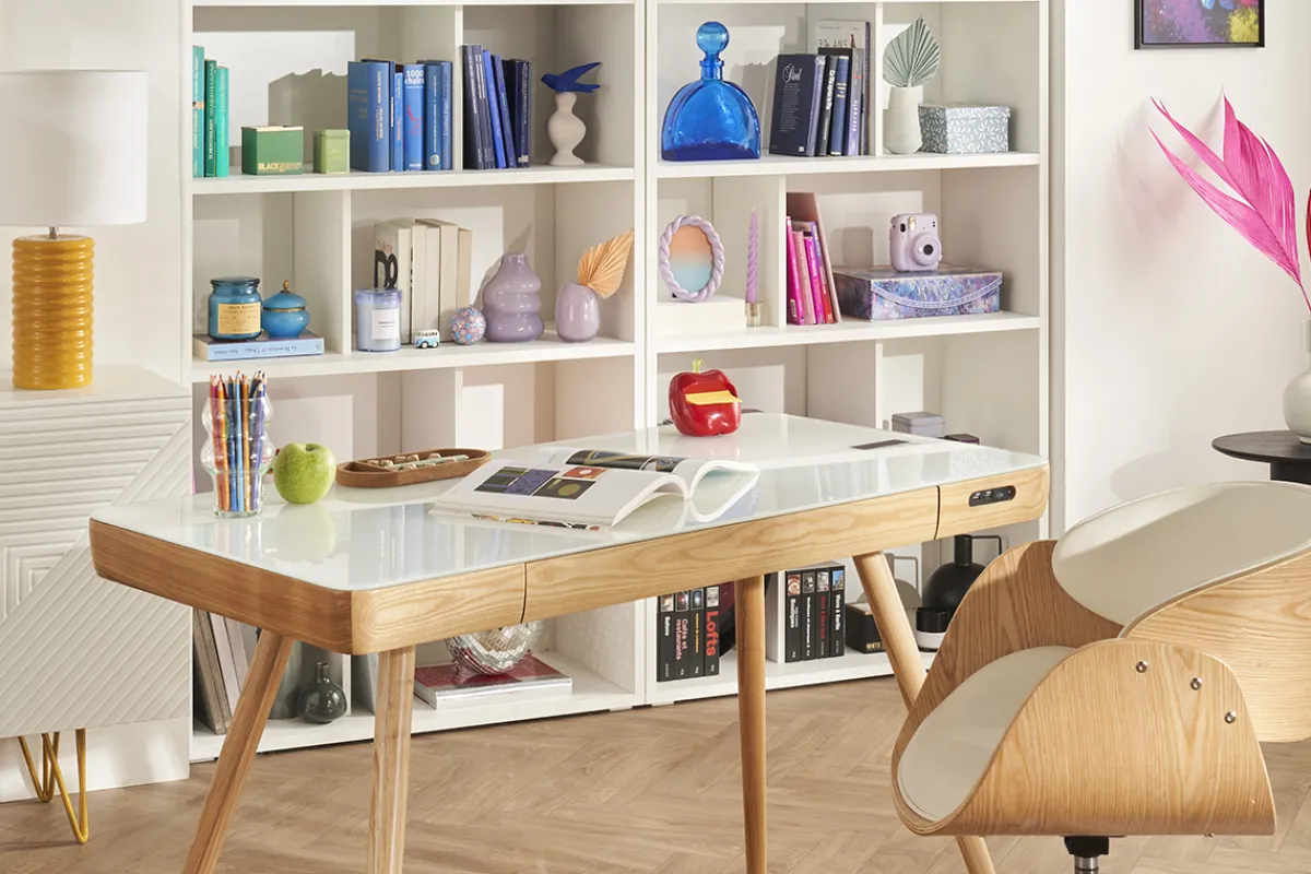 Miliboo Vernetzter Multimedia-Schreibtisch - weißes Glas und helles Holz CLEVER* Design-schreibtische