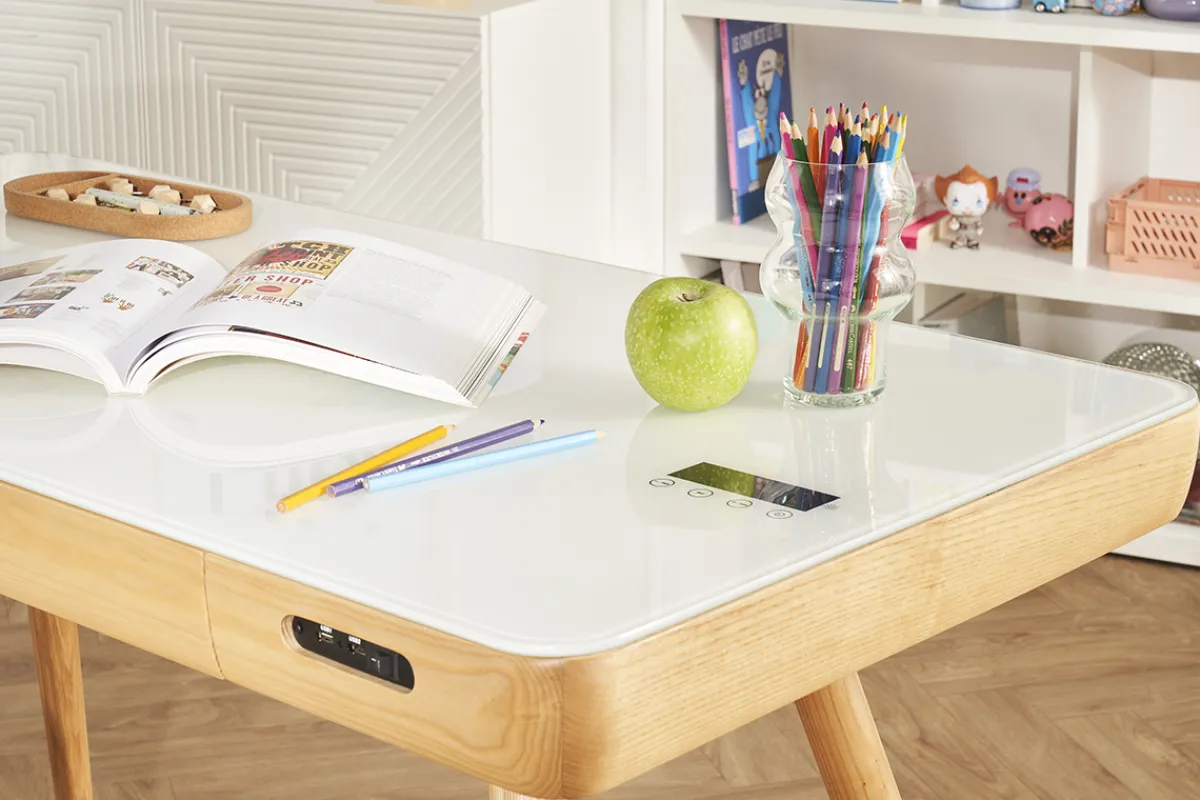 Miliboo Vernetzter Multimedia-Schreibtisch - weißes Glas und helles Holz CLEVER* Design-schreibtische
