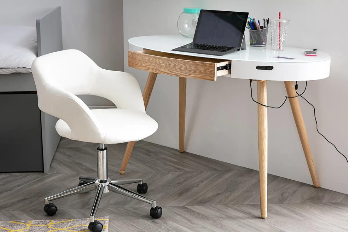 Miliboo Vernetzter Multimedia-Schreibtisch - Glas Weiß und helles Holz HANDY* Design-schreibtische