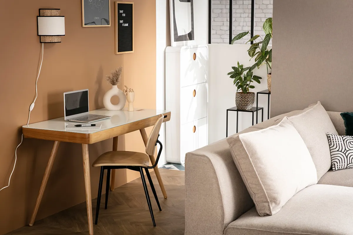 Miliboo Vernetzter Multimedia-Schreibtisch - weißes Glas und helles Holz CLEVER* Design-schreibtische