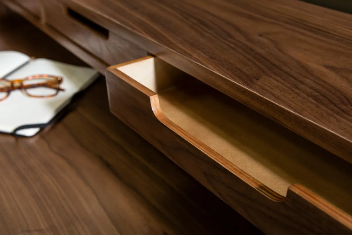 Miliboo Vintage Schreibtisch aus Nussbaumholz 3 Schubladen L110 cm OPUS* Design-schreibtische